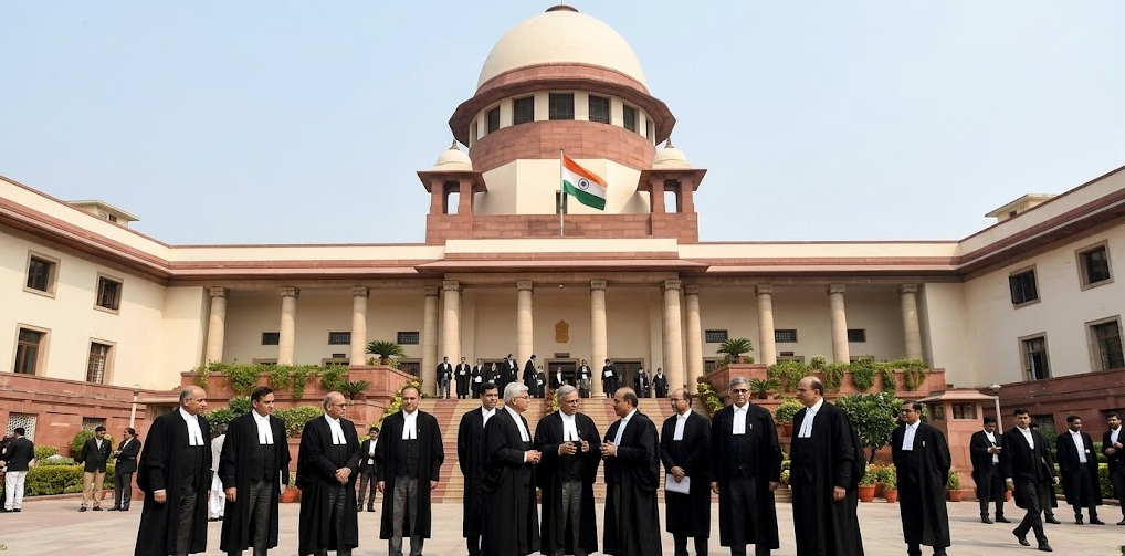 Judges standing in front of Supreme Court on India
